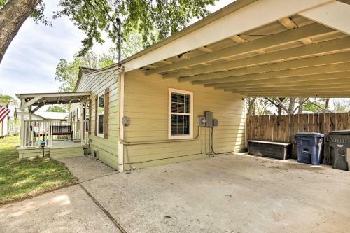 Relaxing Tomball Retreat Walk To Main Street