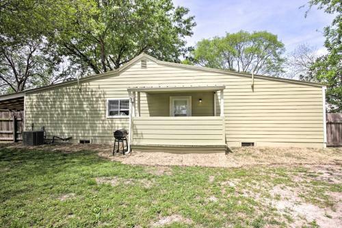 Relaxing Tomball Retreat Walk To Main Street
