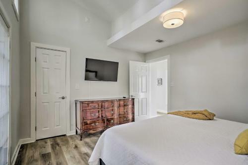 Pet-friendly Cottage, 3 Blocks To Main St!