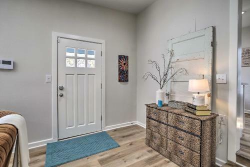 Pet-friendly Cottage, 3 Blocks To Main St!