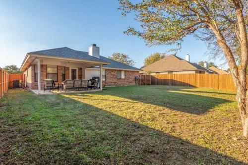 Home On The Prairie A Cheerful 3br 2bt W Big Yard