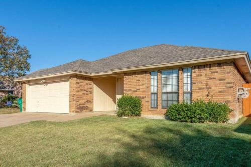 Home On The Prairie A Cheerful 3br 2bt W Big Yard