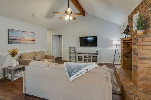 Home On The Prairie A Cheerful 3br 2bt W Big Yard