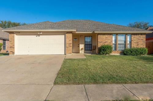 Home On The Prairie A Cheerful 3br 2bt W Big Yard