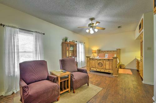 Colorful Townhome - Walk To Chandor Gardens!