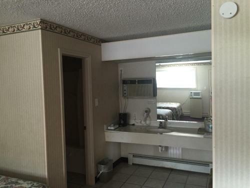 Highland Hills Motel & Cabins
