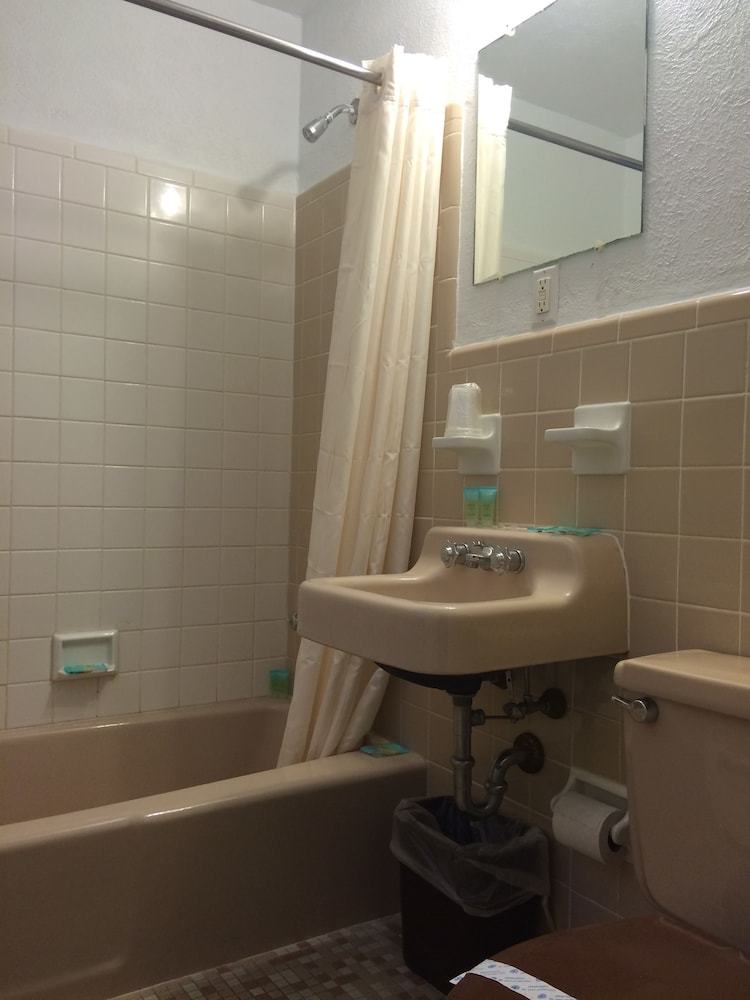 Royal Court Motel