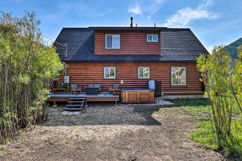 Beautiful Oakley Cabin With Private Hot Tub And Views!