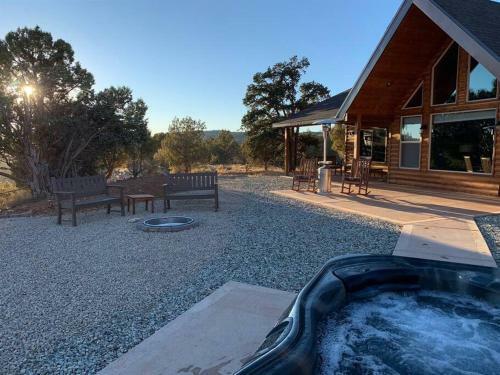 Skyfall Cabin. Stunning Views, Hot Tub, Minutes From Zion