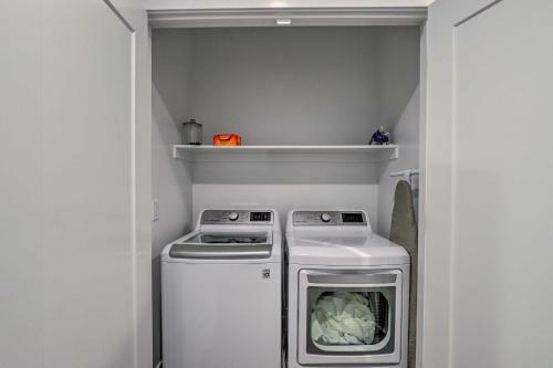 Chic And Sunny Provo Townhome With Rooftop Deck!