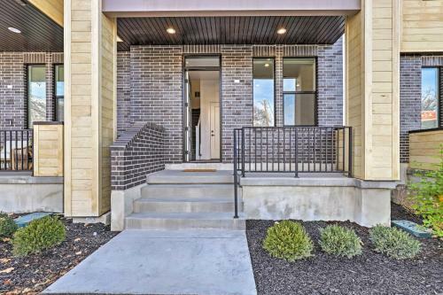 Apartamento Modern And Walkable Escape With Rooftop Mtn Views