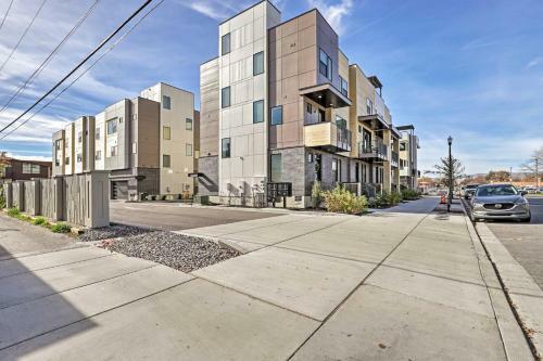 Apartamento Modern And Walkable Escape With Rooftop Mtn Views