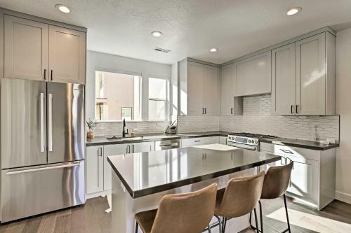 Apartamento Modern And Walkable Escape With Rooftop Mtn Views