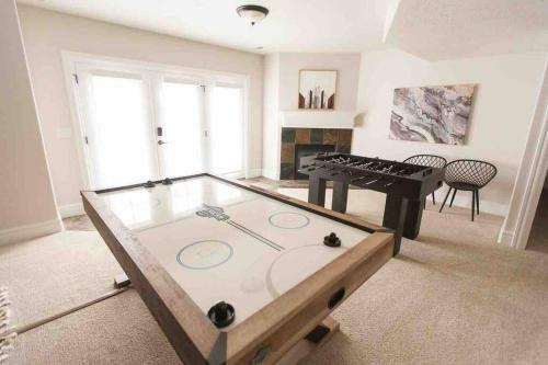 *spacious, Modern Mountain Vacation Home!*