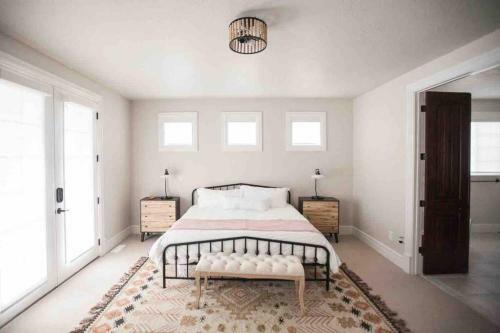 *spacious, Modern Mountain Vacation Home!*