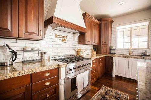 *spacious, Modern Mountain Vacation Home!*