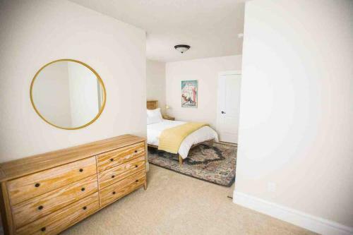 *spacious, Modern Mountain Vacation Home!*