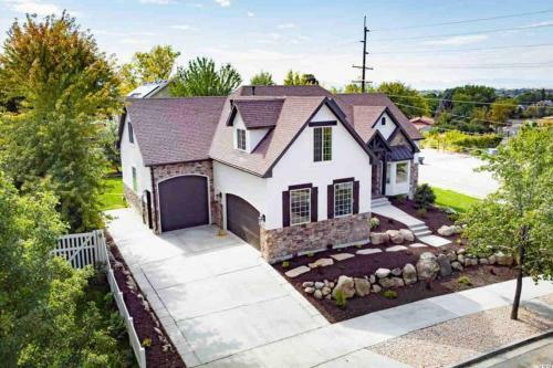 *spacious, Modern Mountain Vacation Home!*