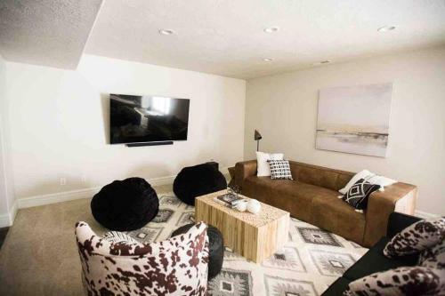 *spacious, Modern Mountain Vacation Home!*