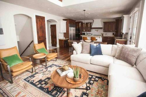 *spacious, Modern Mountain Vacation Home!*