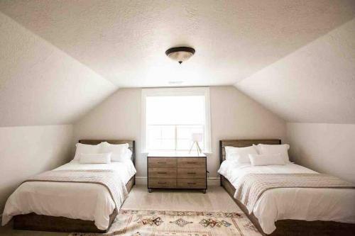 *spacious, Modern Mountain Vacation Home!*