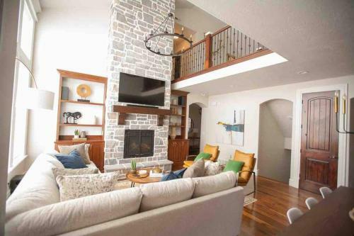 *spacious, Modern Mountain Vacation Home!*