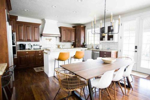 *spacious, Modern Mountain Vacation Home!*