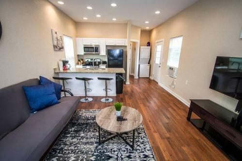 Douglas Way Remodeled House Near Downtown 1ba/1ba