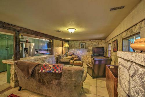 Scenic Cottage With Views, 17 Mi To San Antonio!