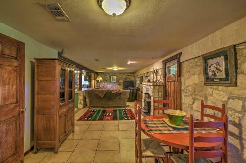 Scenic Cottage With Views, 17 Mi To San Antonio!