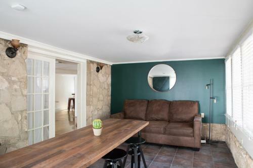 Wanderjaunt - Lonestar - 3br Home - Midtown