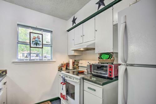 Unique Vintage Hideaway Less Than 6 Miles To Lackland Afb!