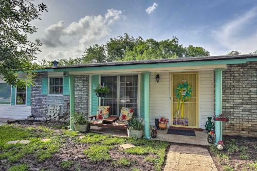 Unique Vintage Hideaway Less Than 6 Miles To Lackland Afb!