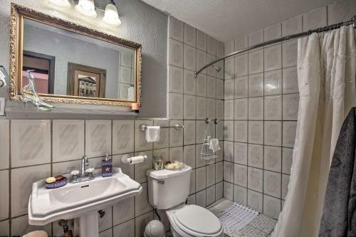 Unique Vintage Hideaway Less Than 6 Miles To Lackland Afb!