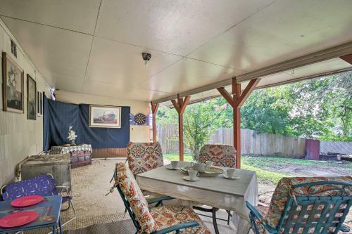 Unique Vintage Hideaway Less Than 6 Miles To Lackland Afb!