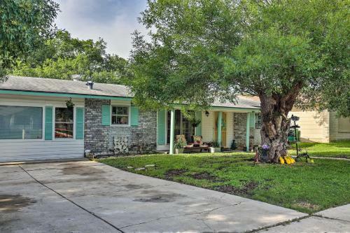 Unique Vintage Hideaway Less Than 6 Miles To Lackland Afb!