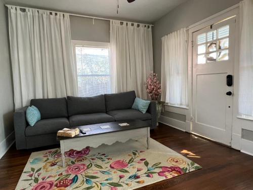 Cozy Downtown Home 2 Miles From Riverwalk Sleeps 7
