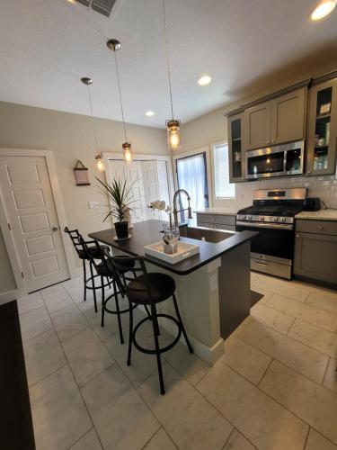 Spacious Townhouse Minutes From Downtown Sa.