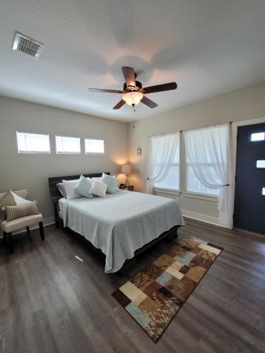 Spacious Townhouse Minutes From Downtown Sa.
