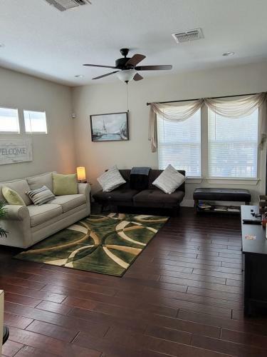 Spacious Townhouse Minutes From Downtown Sa.