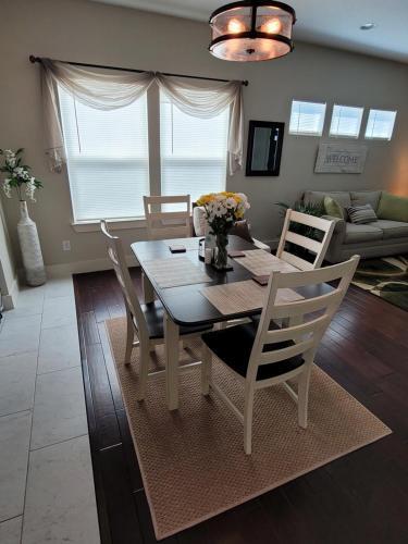 Spacious Townhouse Minutes From Downtown Sa.