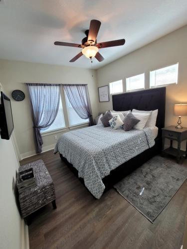 Spacious Townhouse Minutes From Downtown Sa.