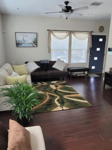 Spacious Townhouse Minutes From Downtown Sa.