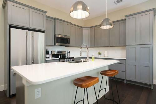 Spacious, Sleeps 6, St Phillips, King Bed