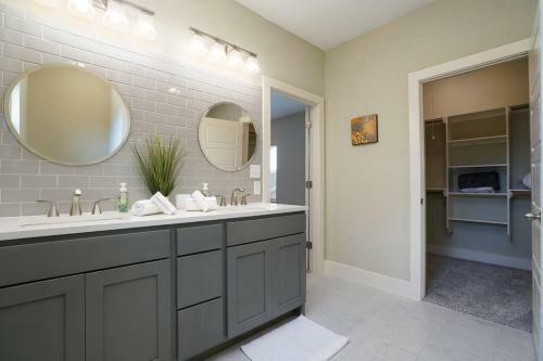 Spacious, Sleeps 6, St Phillips, King Bed