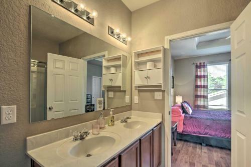 San Antonio Abode Near Golf, Shops And Dining!