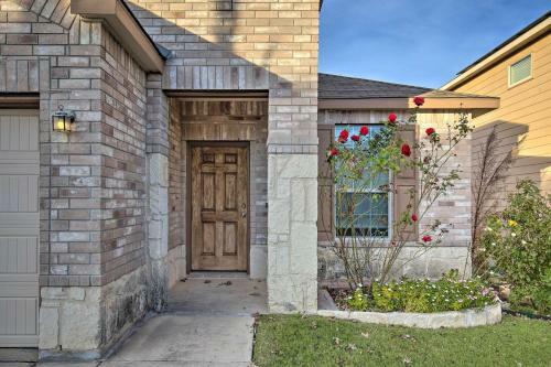 San Antonio Abode Near Golf, Shops And Dining!