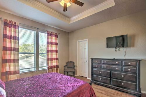 San Antonio Abode Near Golf, Shops And Dining!