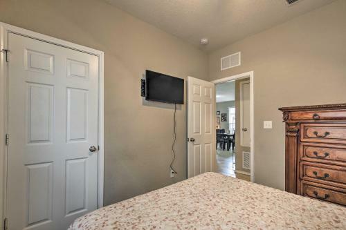 San Antonio Abode Near Golf, Shops And Dining!