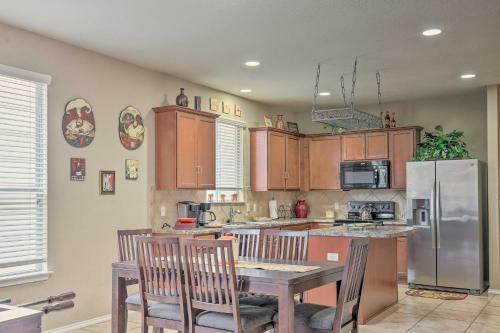 San Antonio Abode Near Golf, Shops And Dining!